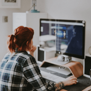 女性工作在计算机与Autodesk资源