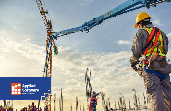 建筑工人绿色背心橙色安全帽看着起重机将钢材吊入工地工人背景是蓝天白云