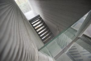 脊的照片3 d印刷腻子灰混凝土墙的楼梯下行,前景有机玻璃屏障