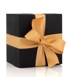 黑色方形礼盒包装与宽黄金丝带和蝴蝶结