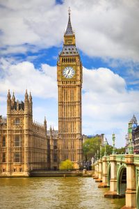 大本钟钟楼的照片,在伦敦议会大厦沿着河的一部分