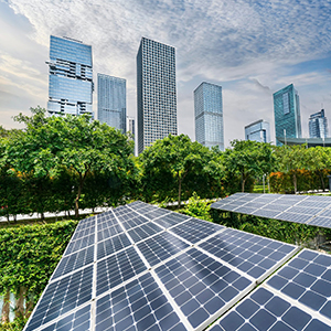 太阳能电池板前景,城市接壤绿树背景下,可持续发展的趋势