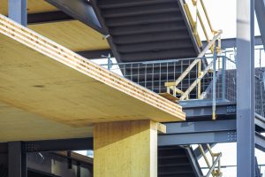 木材建设工程质量的照片显示层压木用银蓝色钢框架楼梯和栏杆