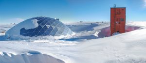 南极洲和球型屋顶和红色的建筑