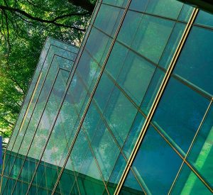 照片看着建设项目使用绿色和bluegreen玻璃的建筑