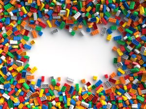 乐高玩具模型构建块在多种颜色包围一个白色的中心