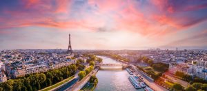 巴黎和塞纳河的照片,背景粉红色的天空日落时分