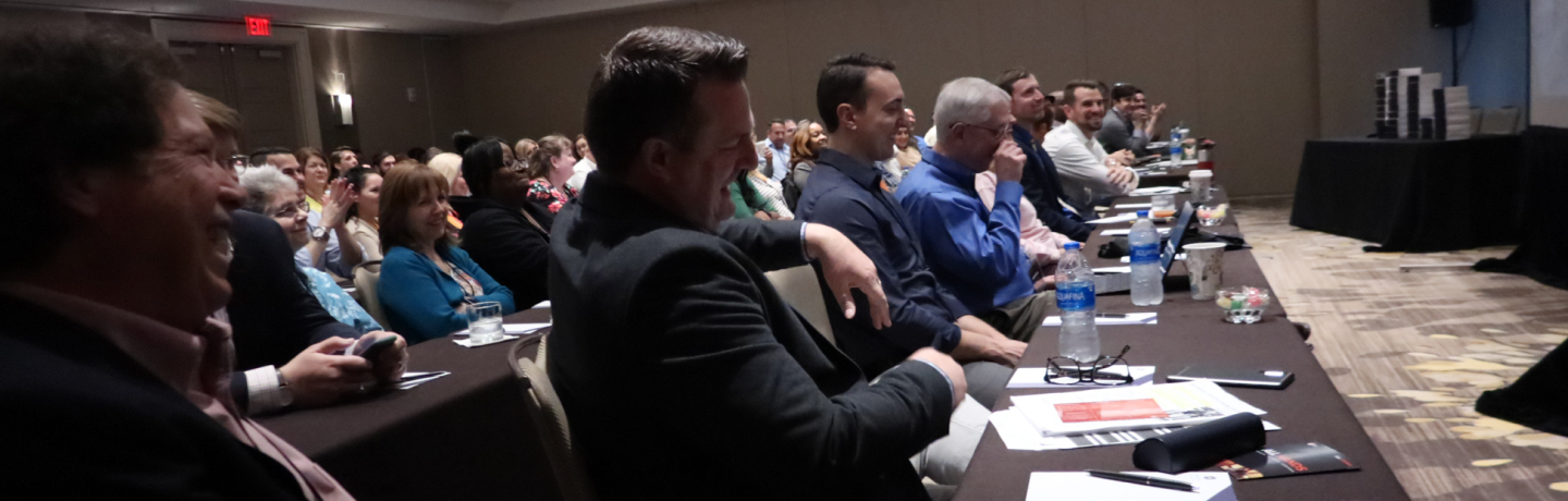 团队在一个房间里学习应用软件职业