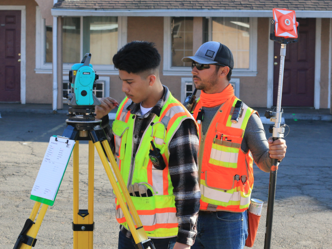 两个人在接受了工作流培训后开始工作