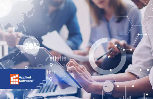 人们围着笔记本电脑