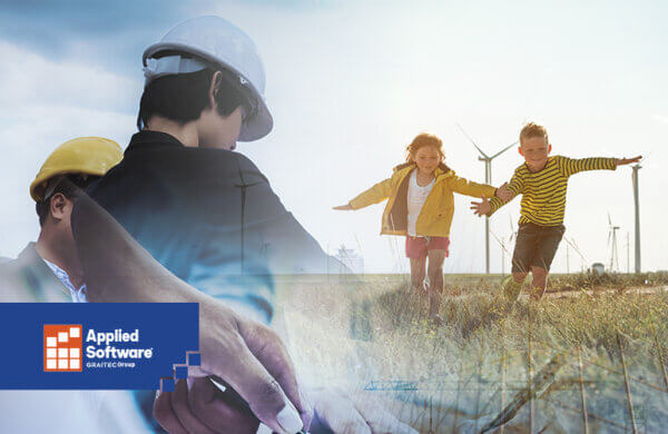 背景中的两个孩子在操场上奔跑，后面是风车，前景中的两个戴着安全帽的男人正在看iPad