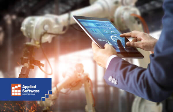 手持数字平板机器人设备的人背景中有灯光