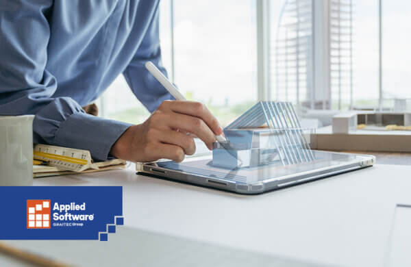 人蓝色衬衫使用手写笔在笔记本电脑上坐在桌子上