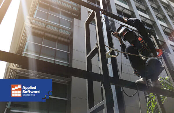 建筑工人栖息在头顶的建筑框架上