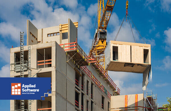 吊车将模块化建筑箱吊入位置顶层蓝天